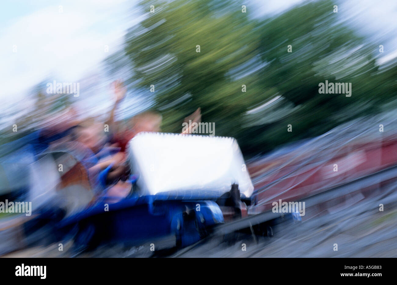 Verschwommenes Bild von Kinder auf Achterbahn Stockfoto