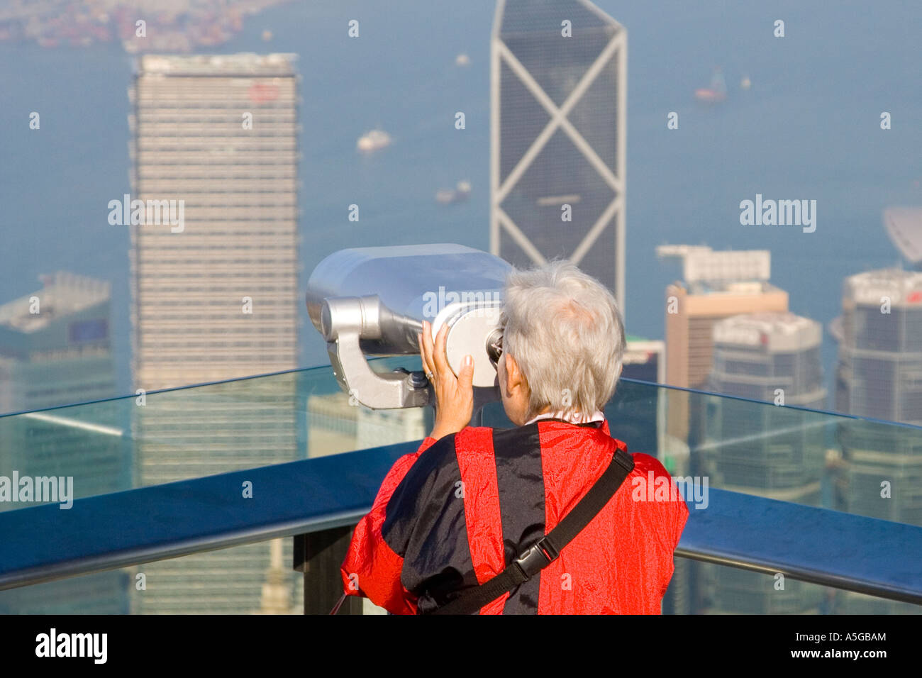 Frau auf dem Gipfel Blick durch ein Teleskop-Hong Kong-China Stockfoto