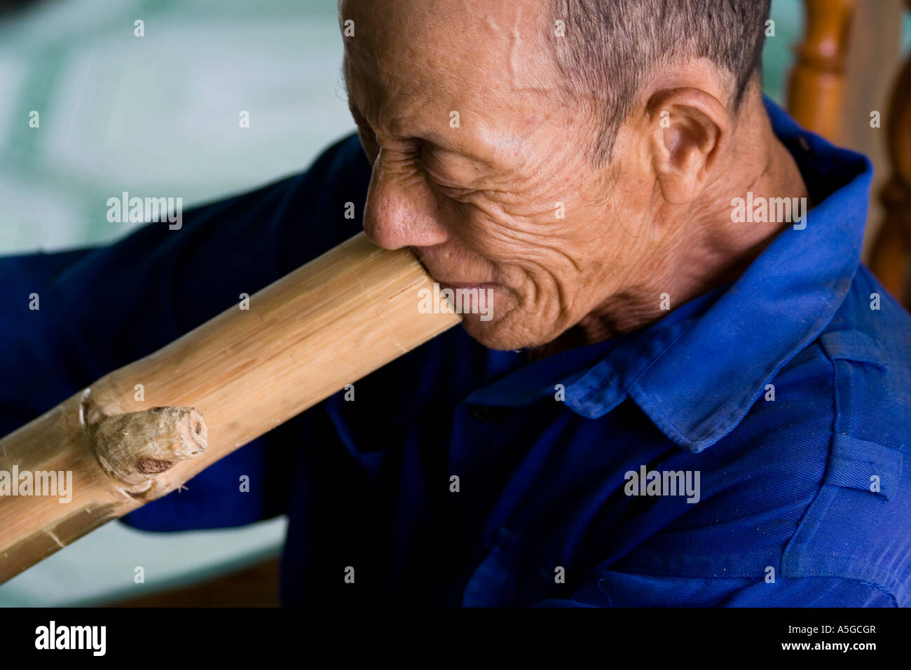 Alter Mann atmet aus einem Rohr Catba Insel Halong Bucht Vietnam Stockfoto