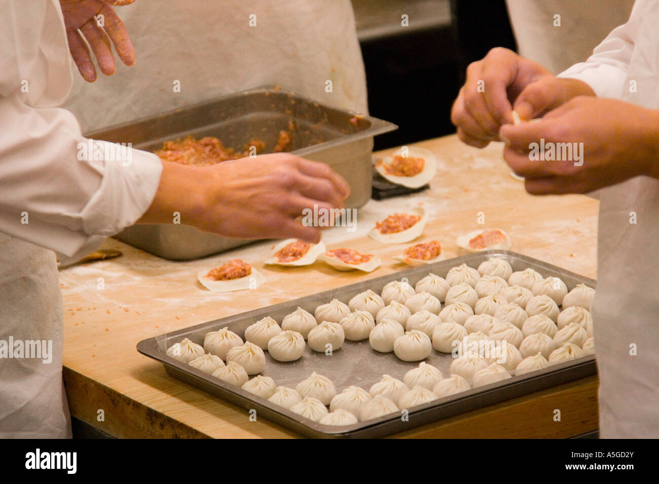 Xiaolongbao oder Schweinefleisch Knödel Umhüllung im Dintaifung Restaurant Taipeh Stockfoto