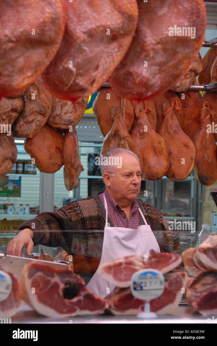 Geräucherte iberischen Schinken und anderes Fleisch schneidet auf dem Display in der Mercado Central Lebensmittel Markt, Valencia, Spanien Stockfoto