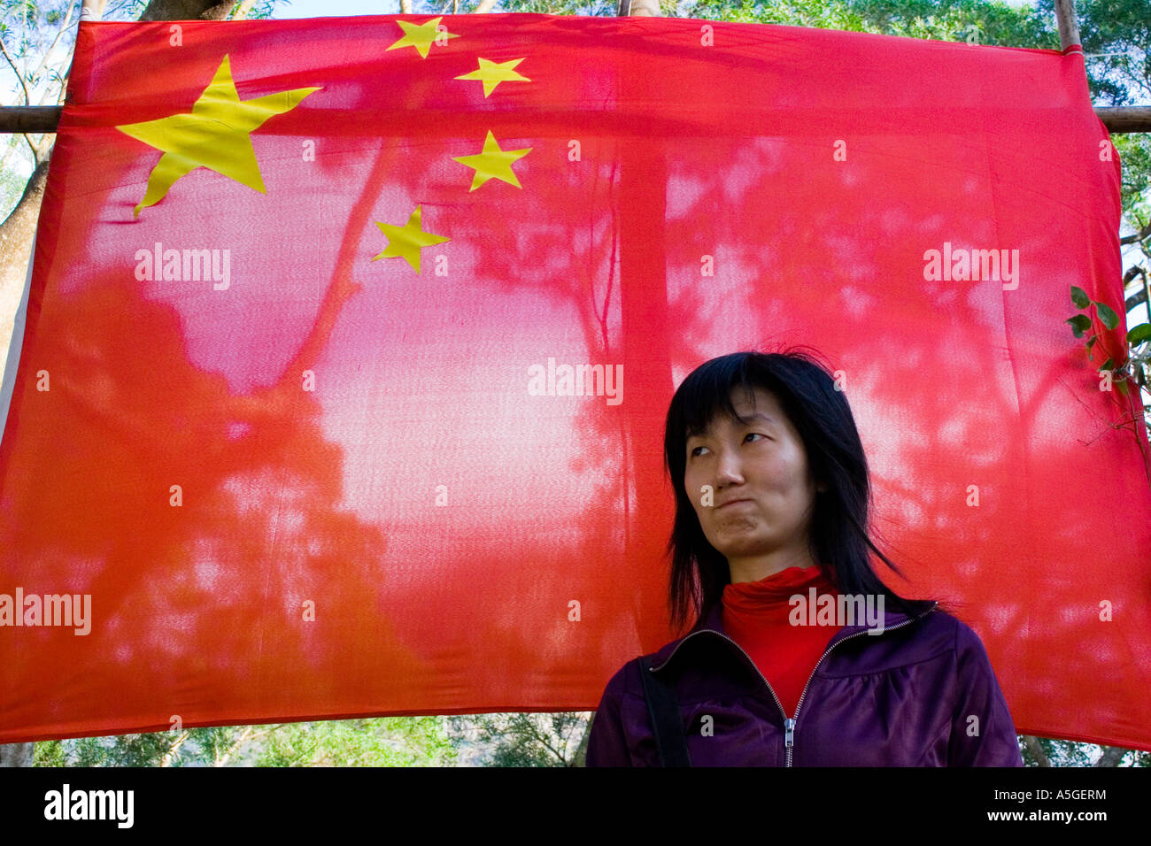 Hochgewachsene junge schöne chinesische Frau Partei Mitglied VR China Flagge Stockfoto