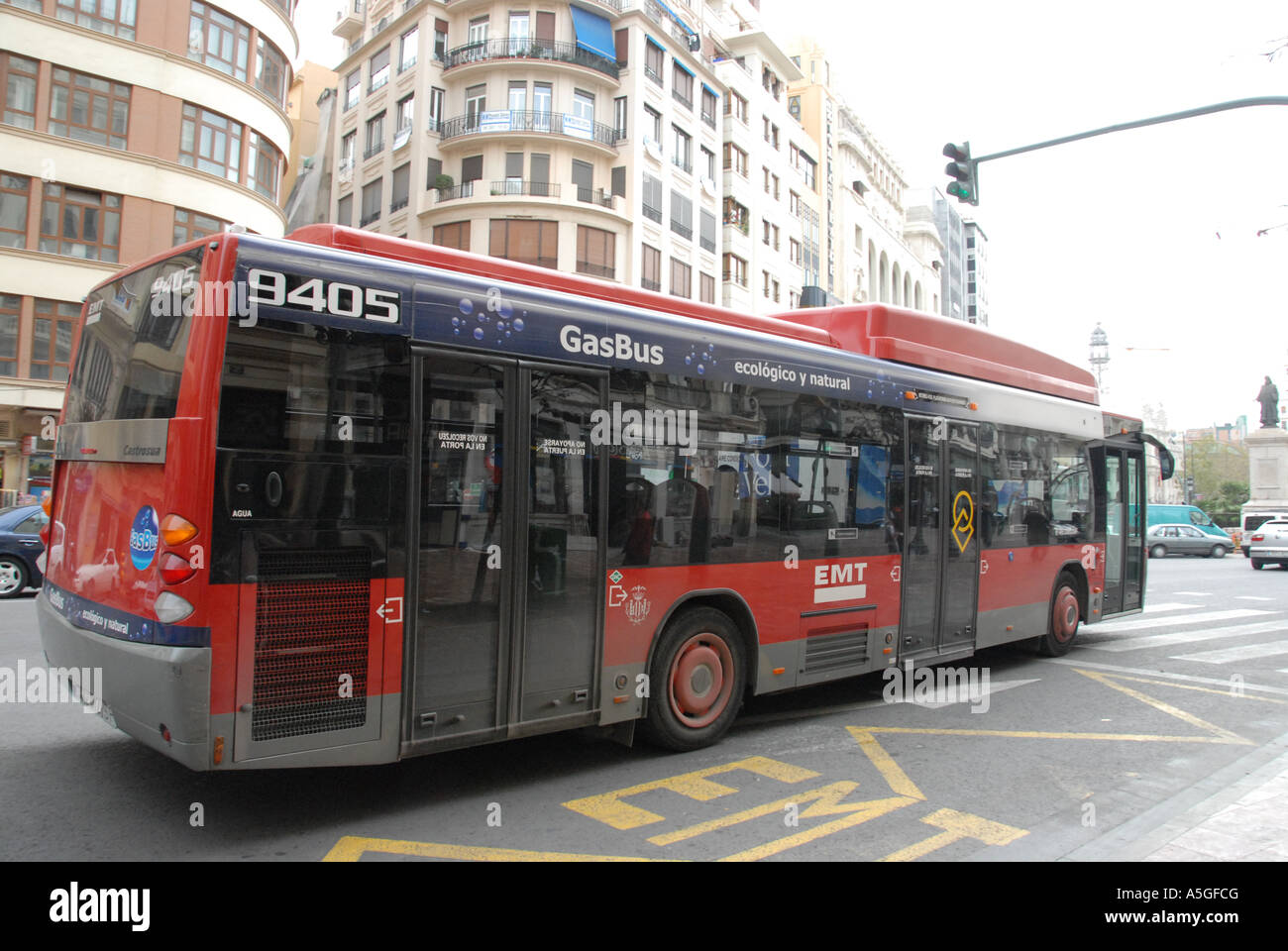 Dieser Bus fährt auf dem umgebauten Gas als Alternative zum Dieselkraftstoff. Es ist eines der wenigen in Valencia, Spanien Stockfoto