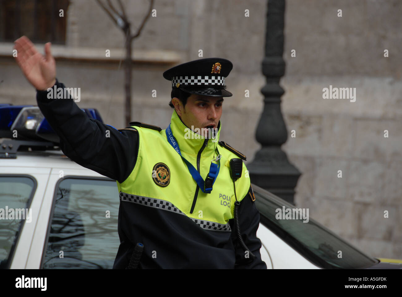 Örtlichen Polizeibeamten kann man in vielen Straßen der Beamte regelt den Verkehr in Valencia, Spanien Stockfoto