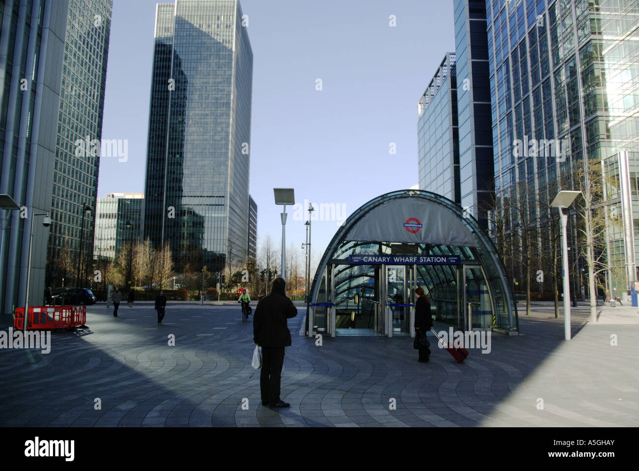 Canary Wharf Rohr Eingang der Station London 25 Bank Street und Leute blauen Himmel Stockfoto