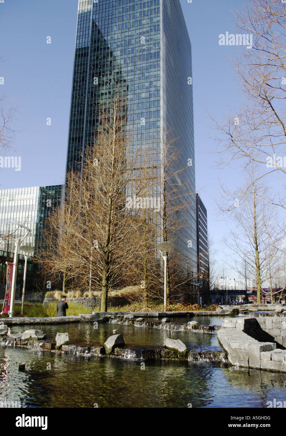 Canary Wharf London 25 Bank Street Lehman Brothers und dekorativen Kaskade Stockfoto