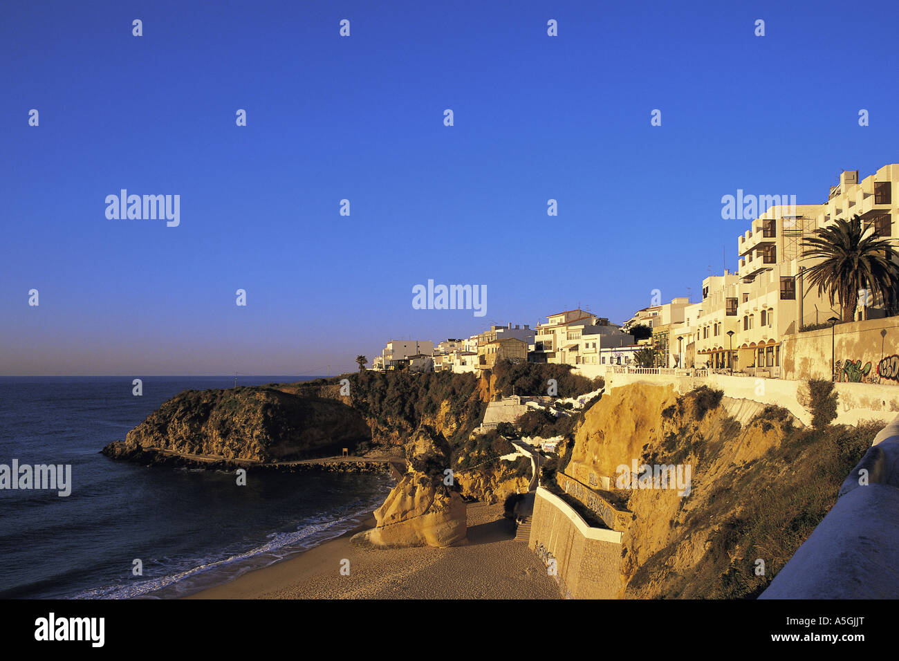 Wohnungen im frühen Morgenlicht am Hauptstrand in Albufeira, Portugal, Algarve, Albufeira Stockfoto