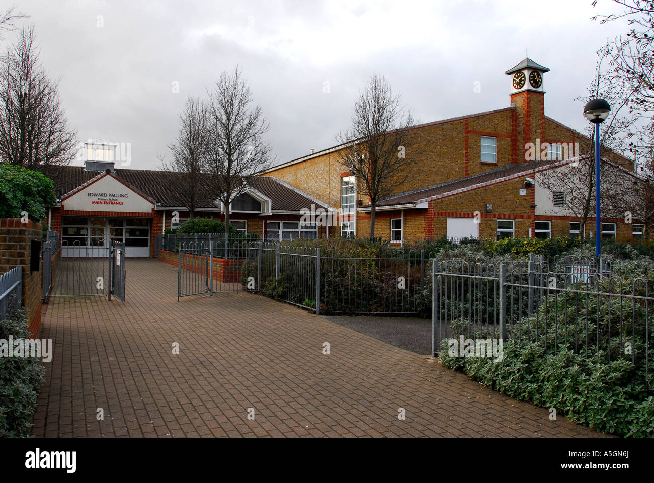 Gesamtansicht der Grundschule, Feltham, Middlesex, Großbritannien. Stockfoto