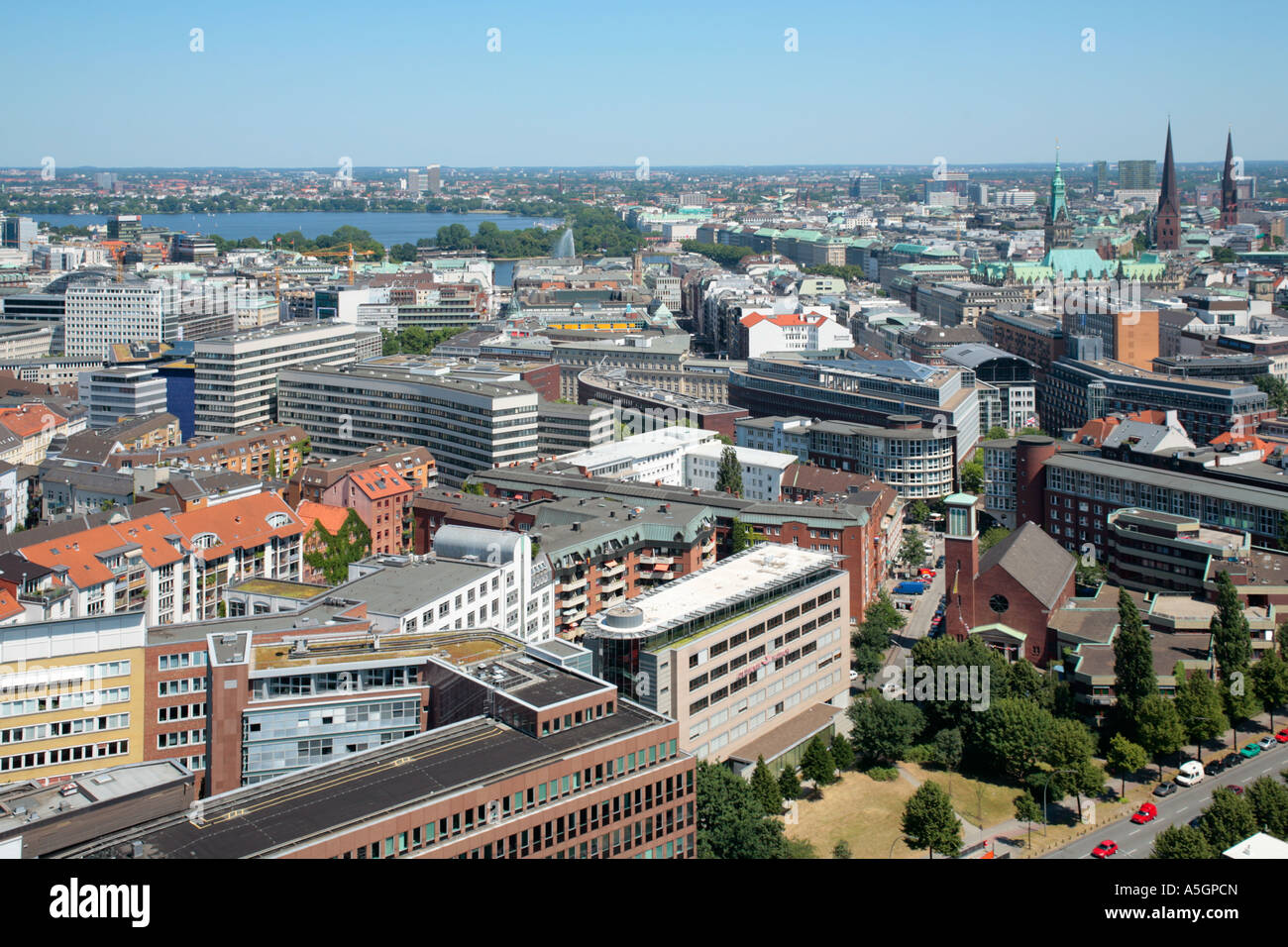 Panoramablick von der freien und Hansestadt Hamburg vom Turm der Michaeliskirche mit der See Outer Alster im Hintergrund Stockfoto