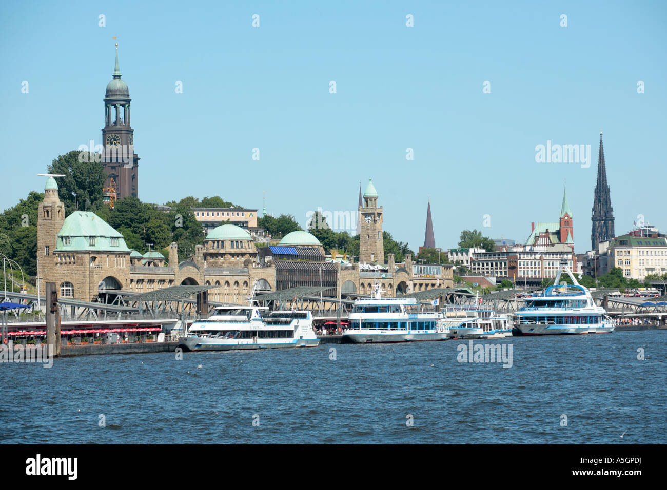 Panoramablick über den Hamburger Hafen und die Stadt Kirche Türme mit dem berühmten Michel auf der linken Seite Stockfoto