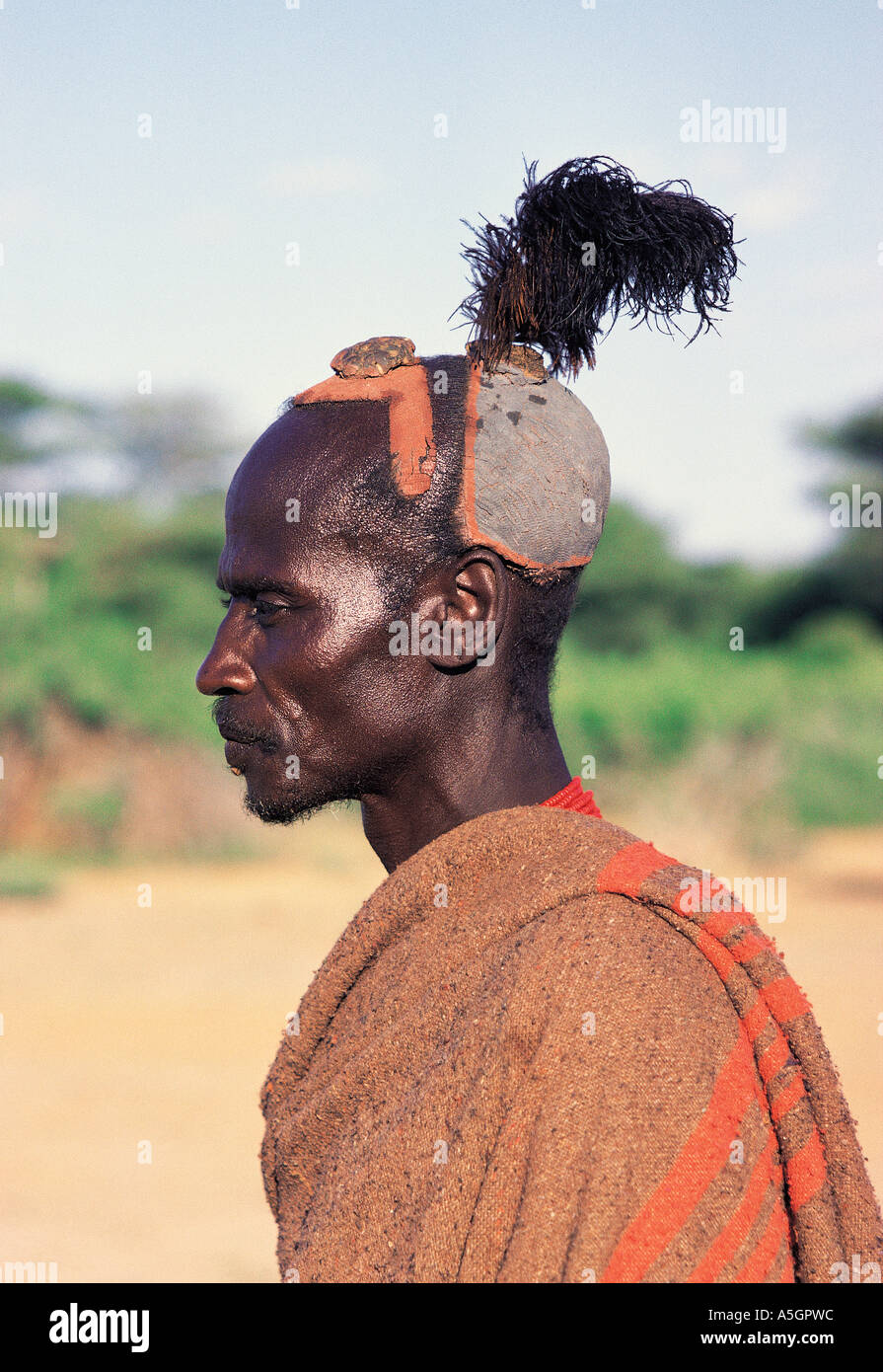 Porträt von Turkana verheirateter Mann mit blauen Ton Frisur Kenia in Ostafrika Stockfoto