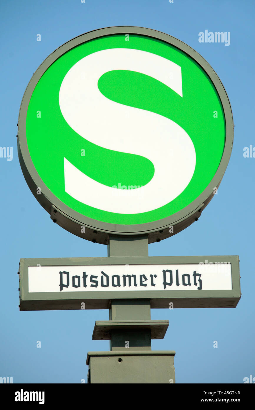 S-Bahn-Zeichen am Potsdamer Platz in Berlin Stockfoto