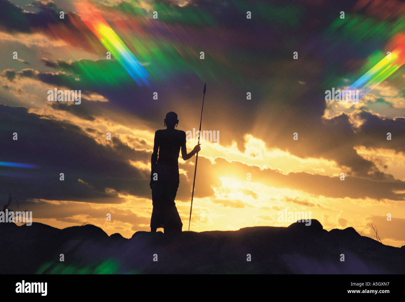Rendille Mann Silhouette gegen den Sonnenuntergang Himmel genommen mit einem Stern Filter Korr nördlichen Kenia in Ostafrika Stockfoto