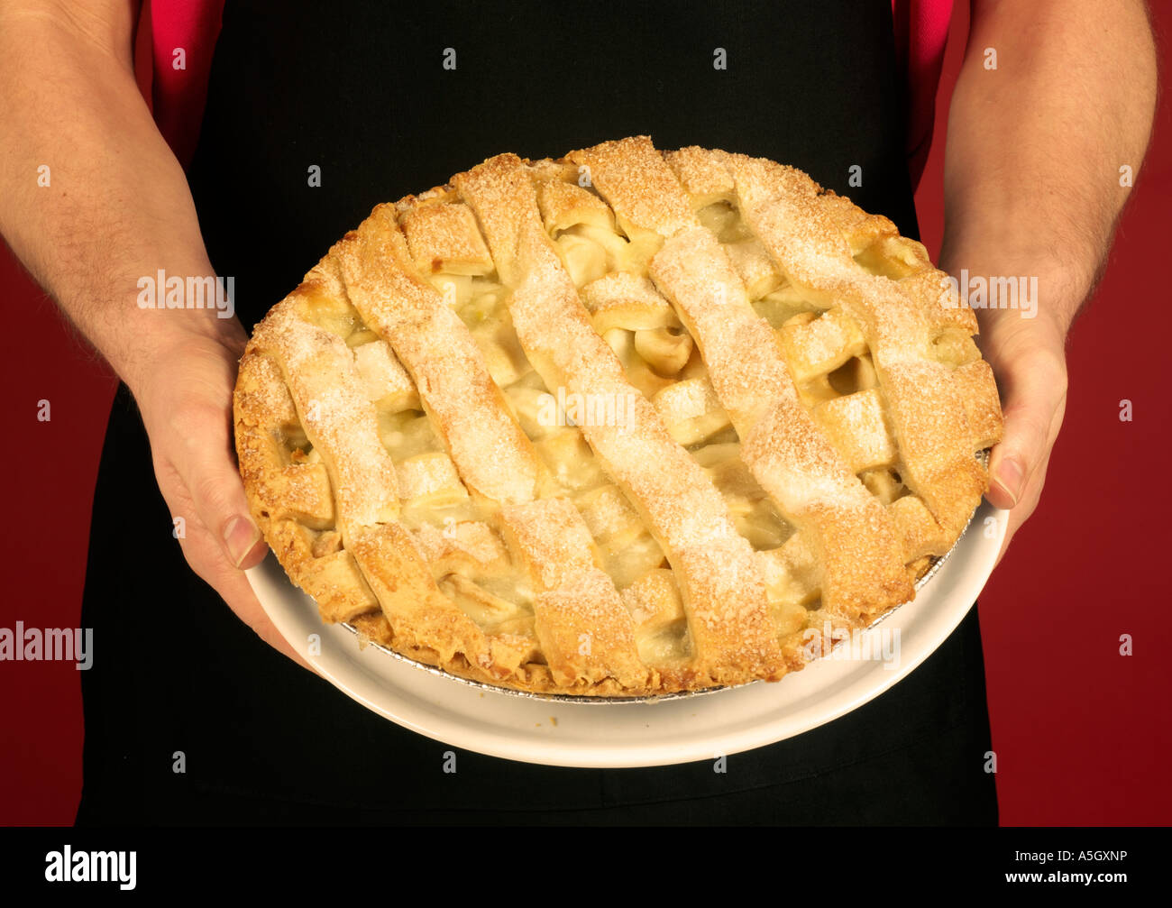 Man Holding Gitter Apfelkuchen Stockfoto Bild 11311137 Alamy