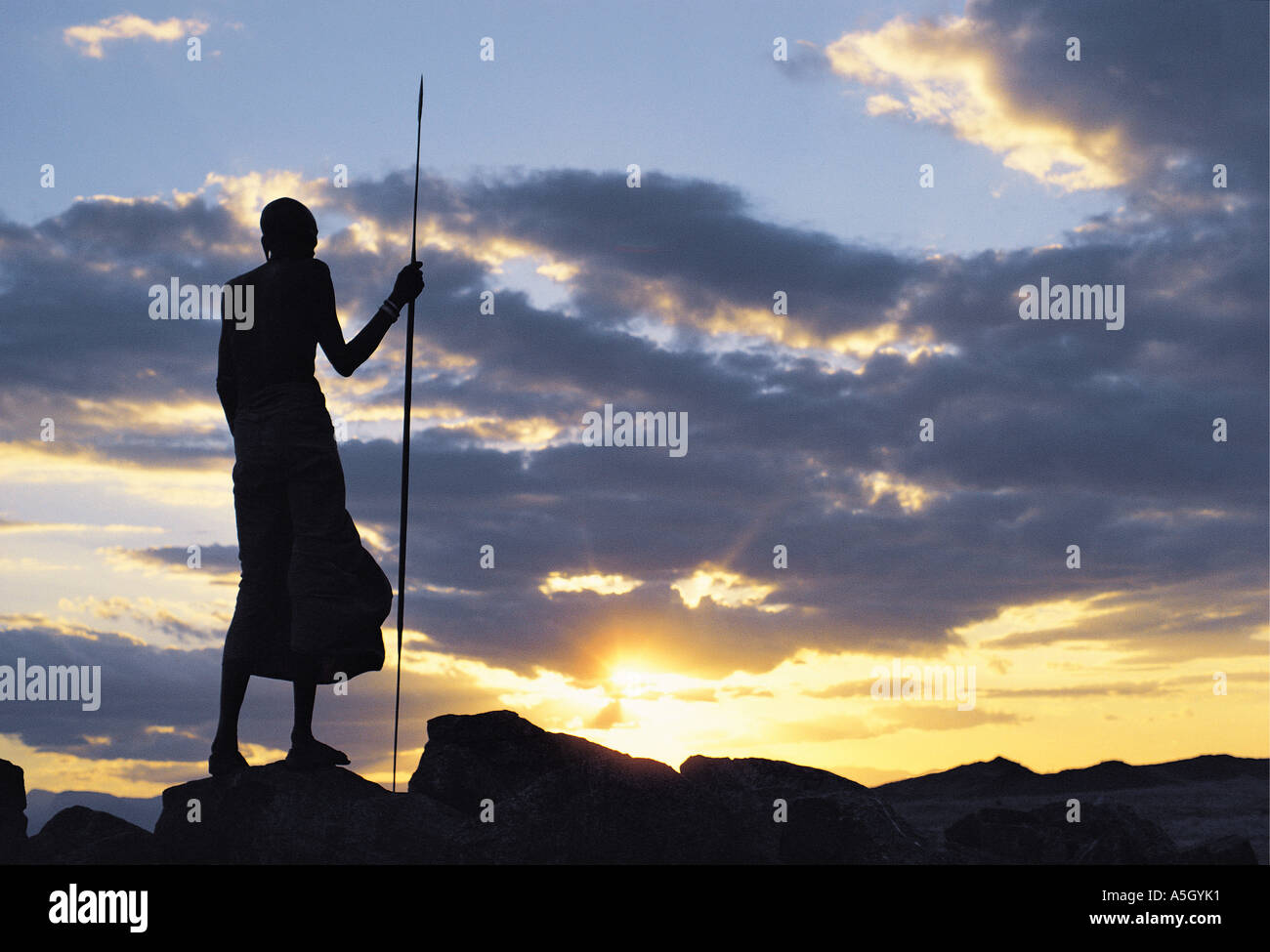 Rendille elder mit Speer Silhouette gegen den Sonnenuntergang Himmel Korr nördlichen Kenia in Ostafrika Stockfoto