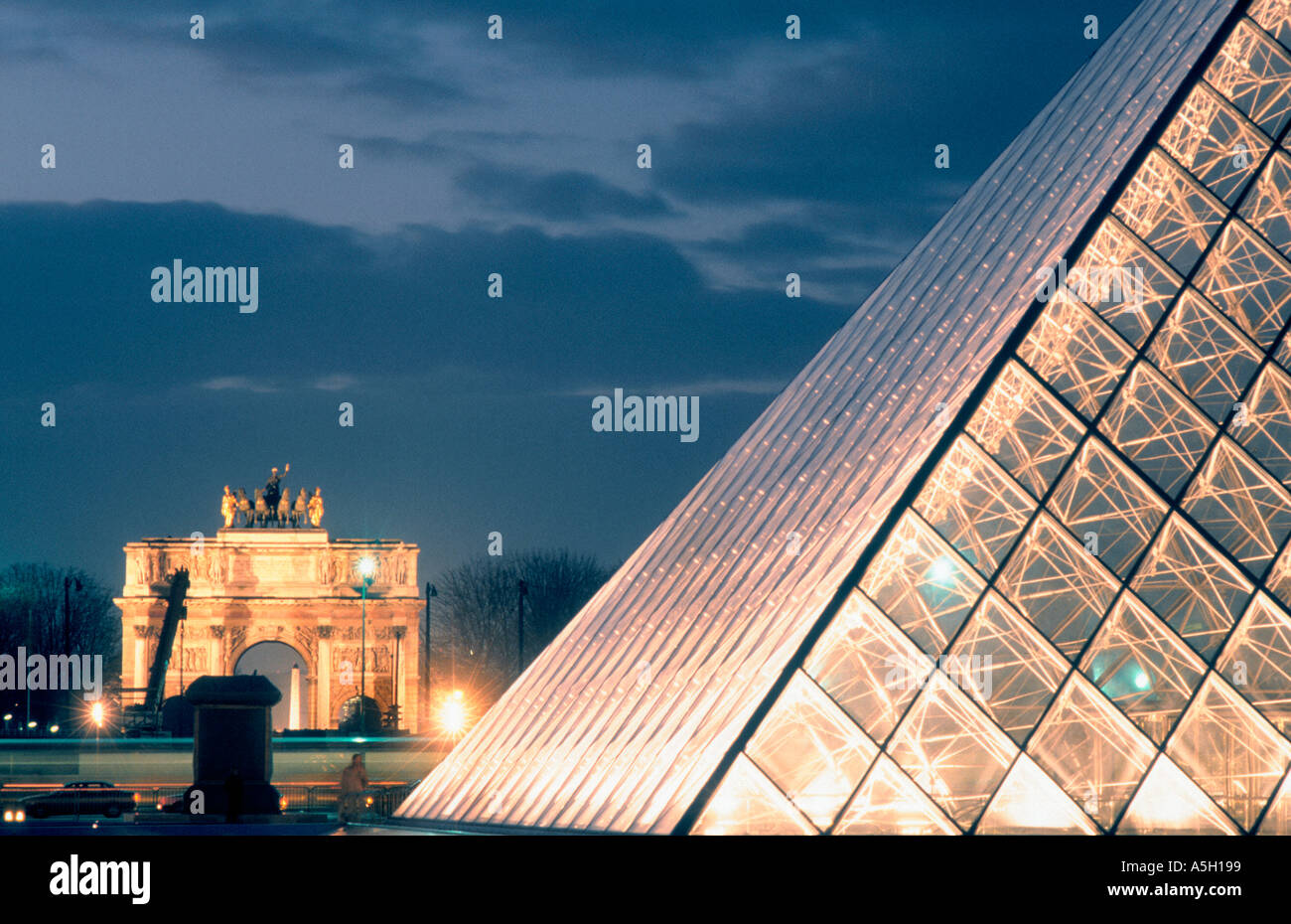 Paris Frankreich, "I.m. Pei" Pyramide im Louvre Museum mit "Arc de Triomphe du Carrousel" Architekt, Lit Up, Nachtansicht Stockfoto