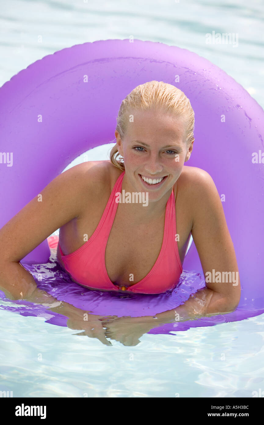 Junge Frau in einem Schwimmbad Stockfoto