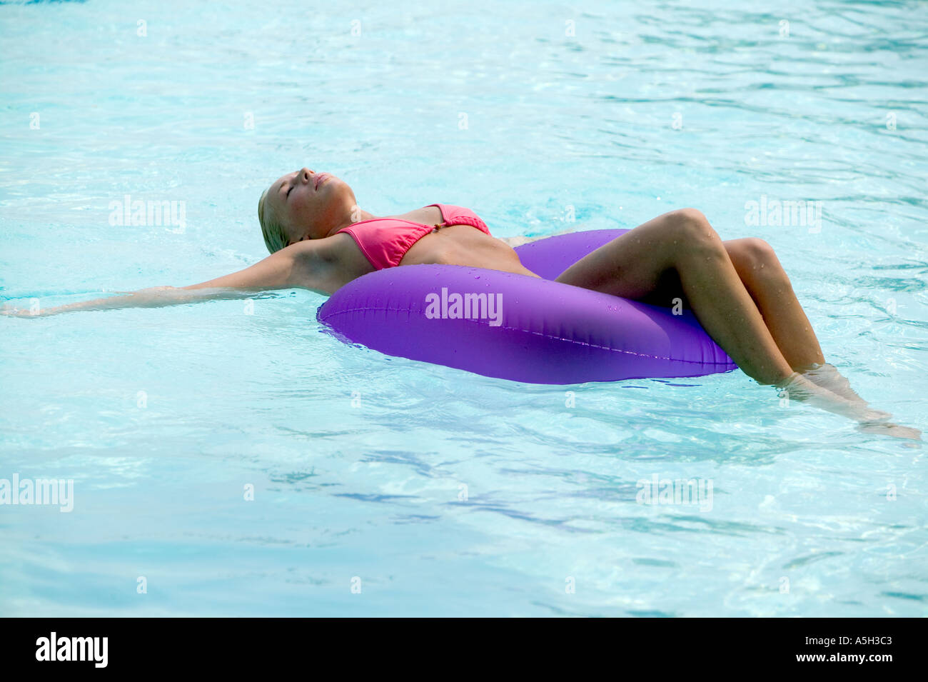 Eine junge Frau in einem Pool schwimmen Stockfoto