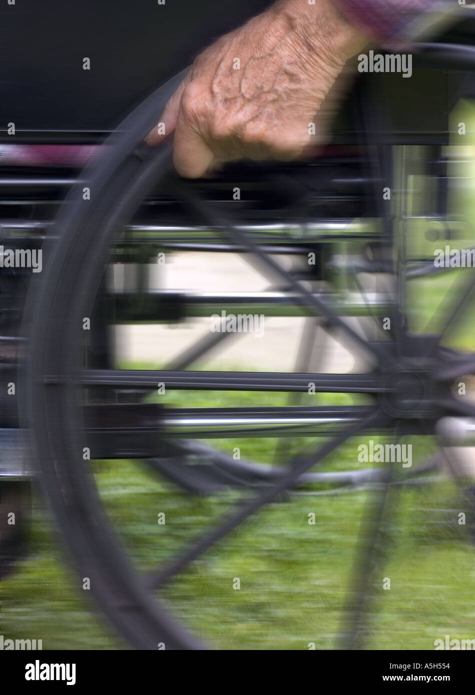 Älterer Mann im Rollstuhl Stockfoto