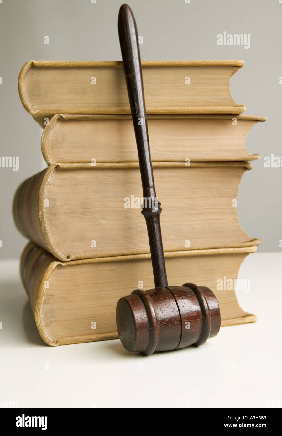 Gesetzbücher und Hammer Stockfoto