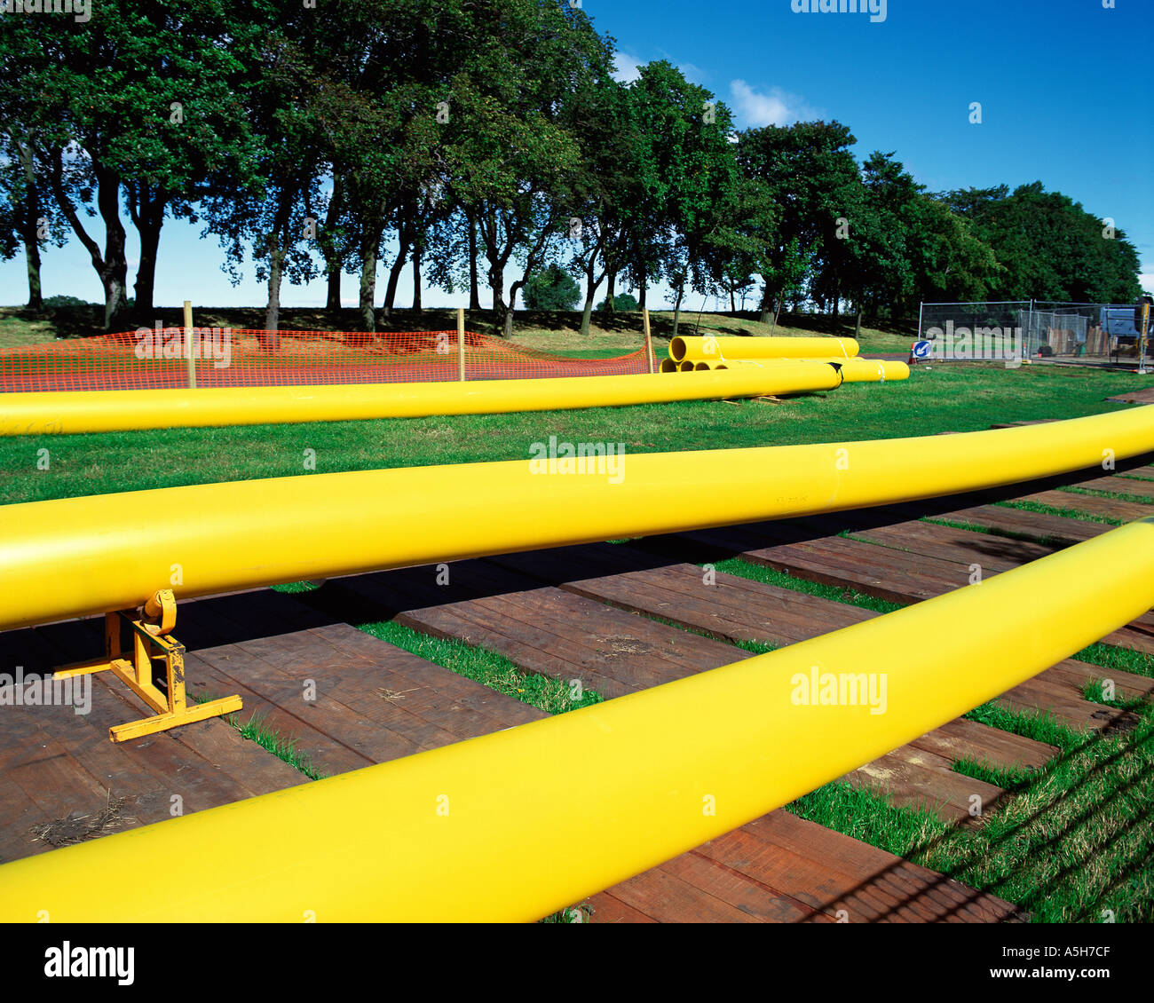 Gelbe industrielle Rohrleitungen Stockfoto