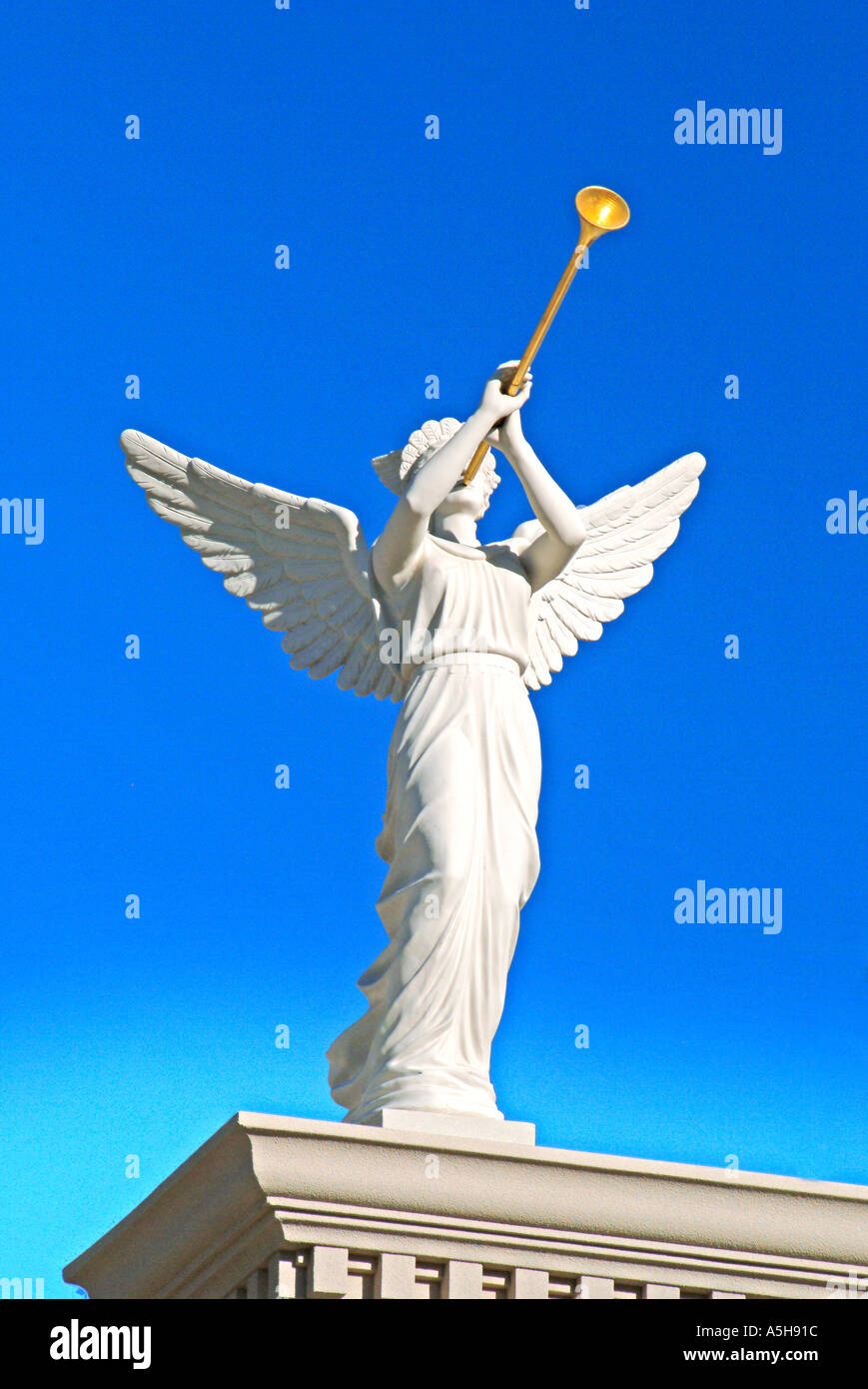 weibliche Engel Statue bläst Trompete Stockfoto