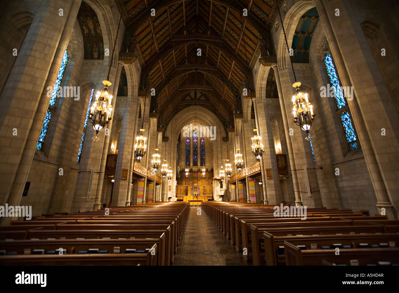 ILLINOIS Chicago Interieur der vierte Presbyterian Church Heiligtum Reihen der Kirchenbänke Glasfenster an der Michigan Avenue Stockfoto