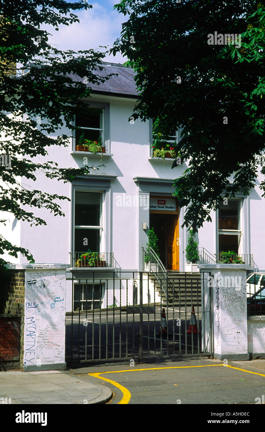 Abbey Road Recording Studios mit Beatles-Graffiti an der Wand London England Stockfoto