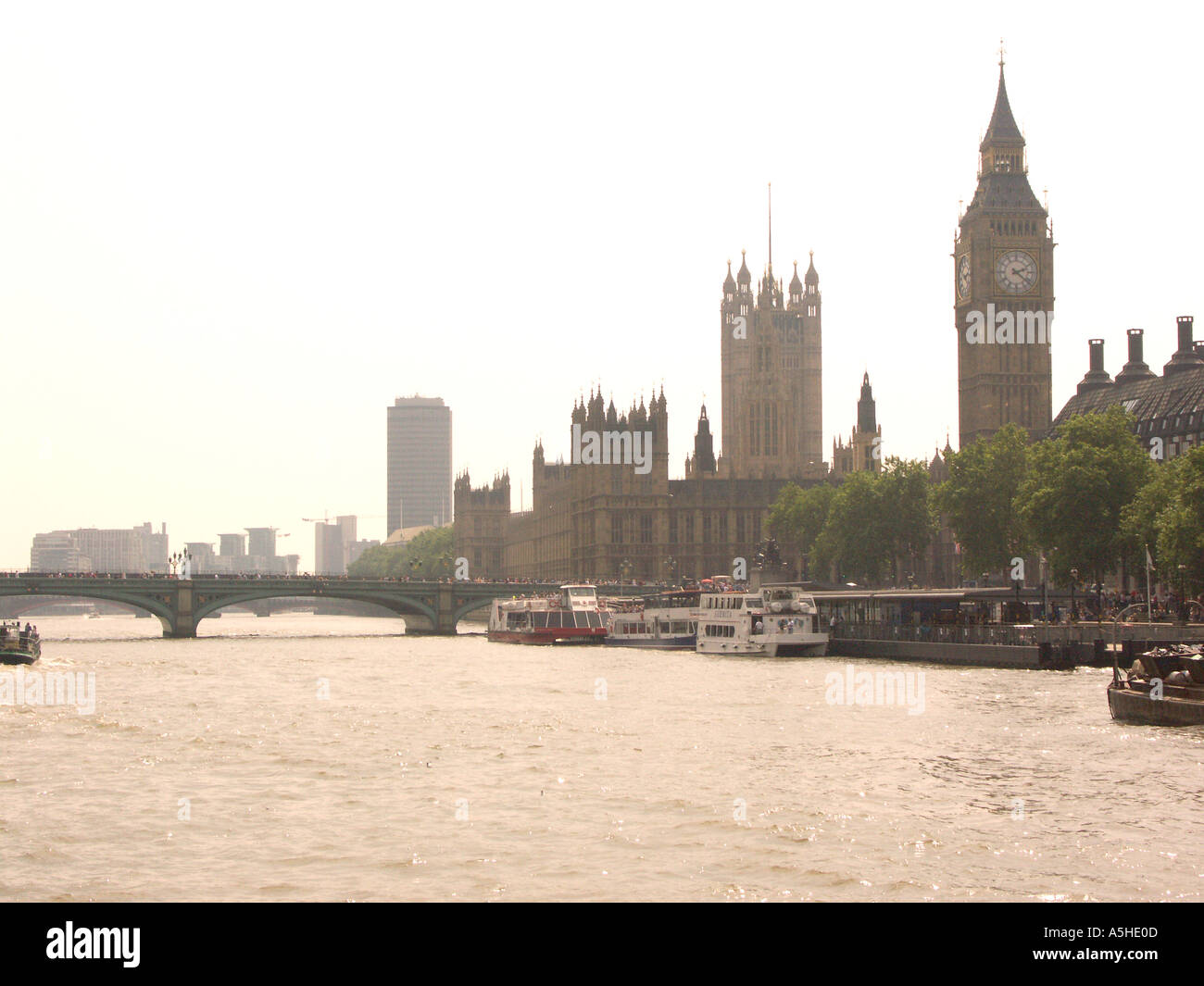 Häuser der UNPA London von der Themse Stockfoto