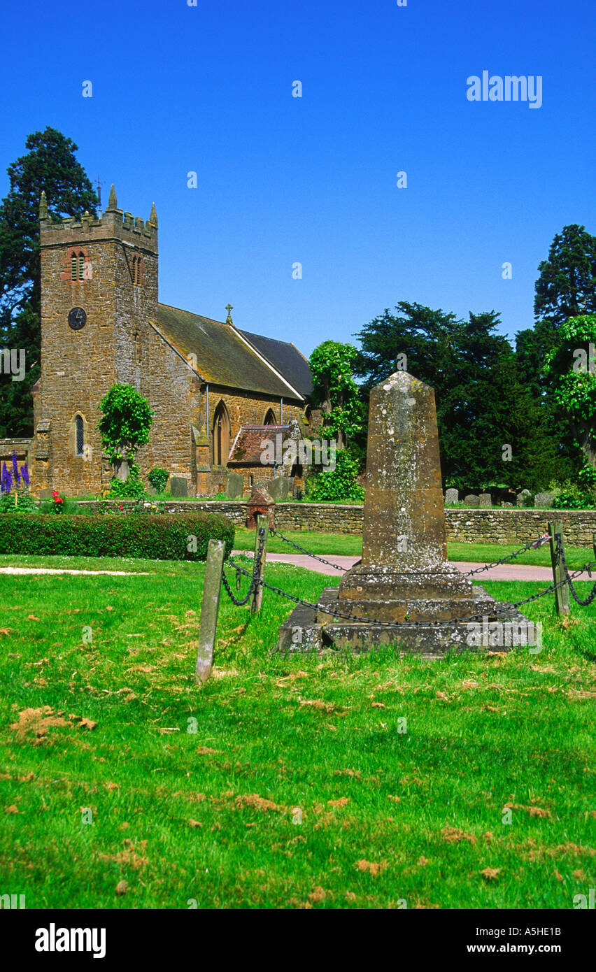 Dorfplatz mit Kirche und Krieg Memorial Priors Hardwick Warwickshire Stockfoto