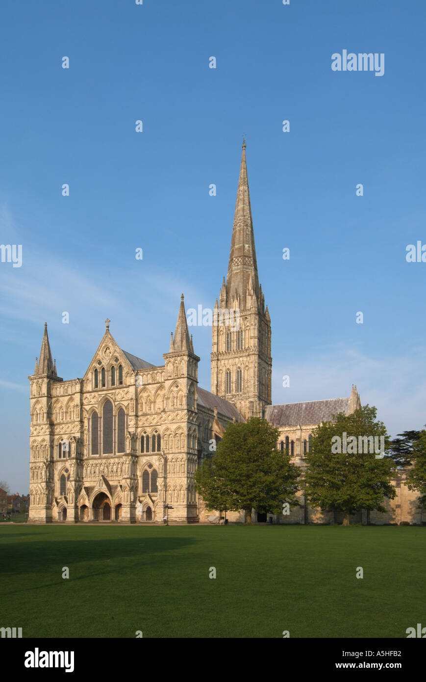 Historisches Wahrzeichen frühenglische gotische Architektur Kirche Tower & Spire Anglican Salisbury Cathedral Kopie Raum in Wiltshire Landschaft England Großbritannien Stockfoto