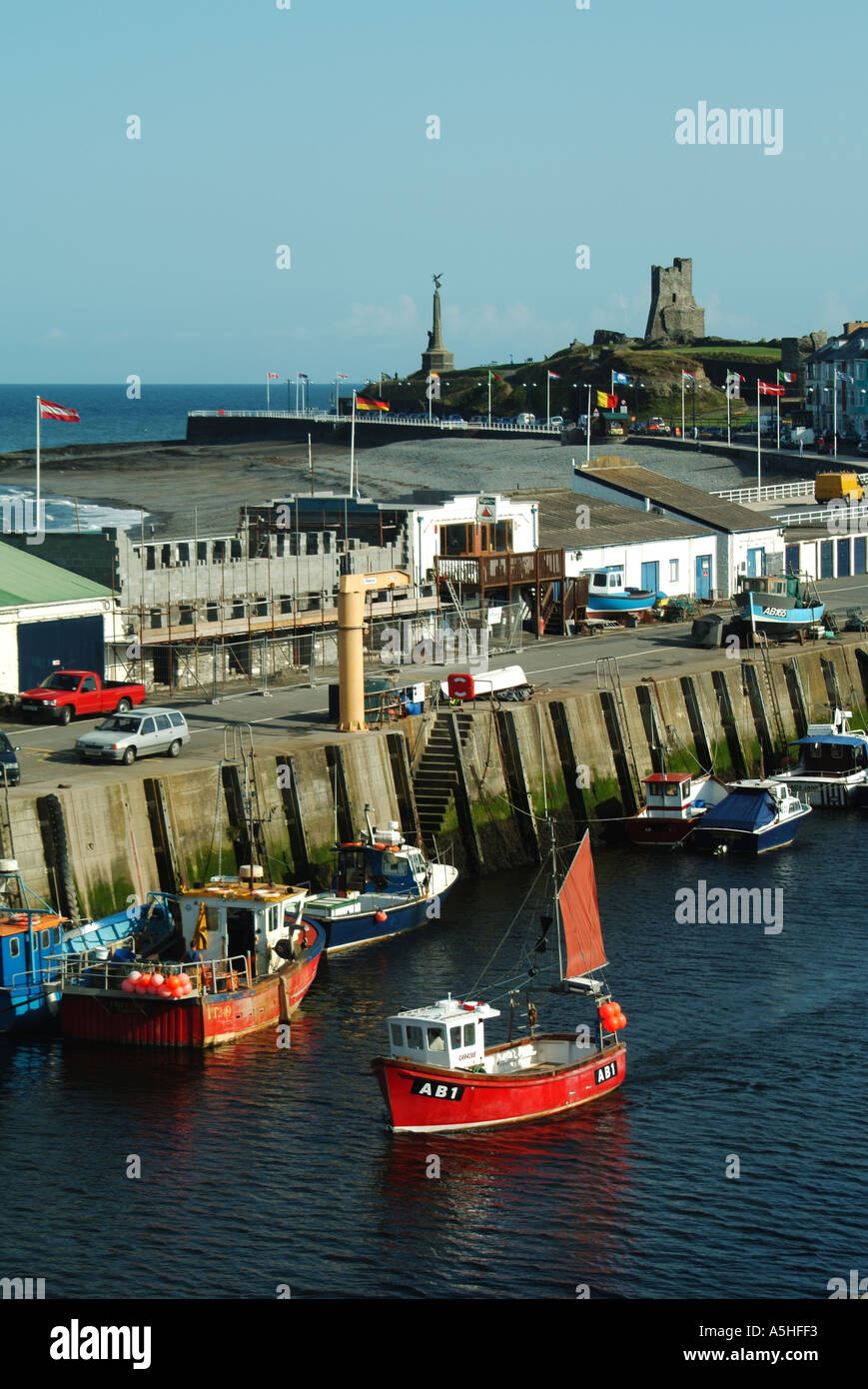 Aberystwyth Hafen Angeln Boot Segel mit Kriegerdenkmal und Schloss über Stockfoto