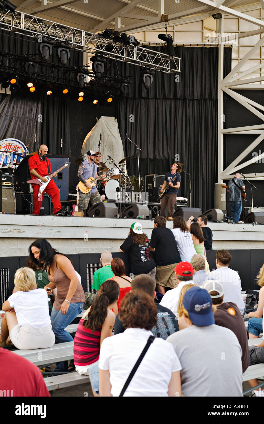 WISCONSIN-Milwaukee-Rock-Band auf der Bühne am Sommerfest musikalischen Festival-Fans sitzen vor Gruppe durchführen Stockfoto