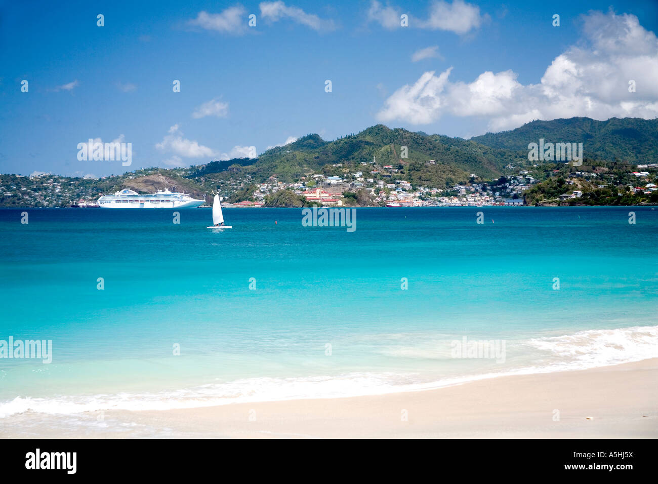 Georgetown in Grenada angesehen von der Grand Anse Strand Karibik Stockfoto