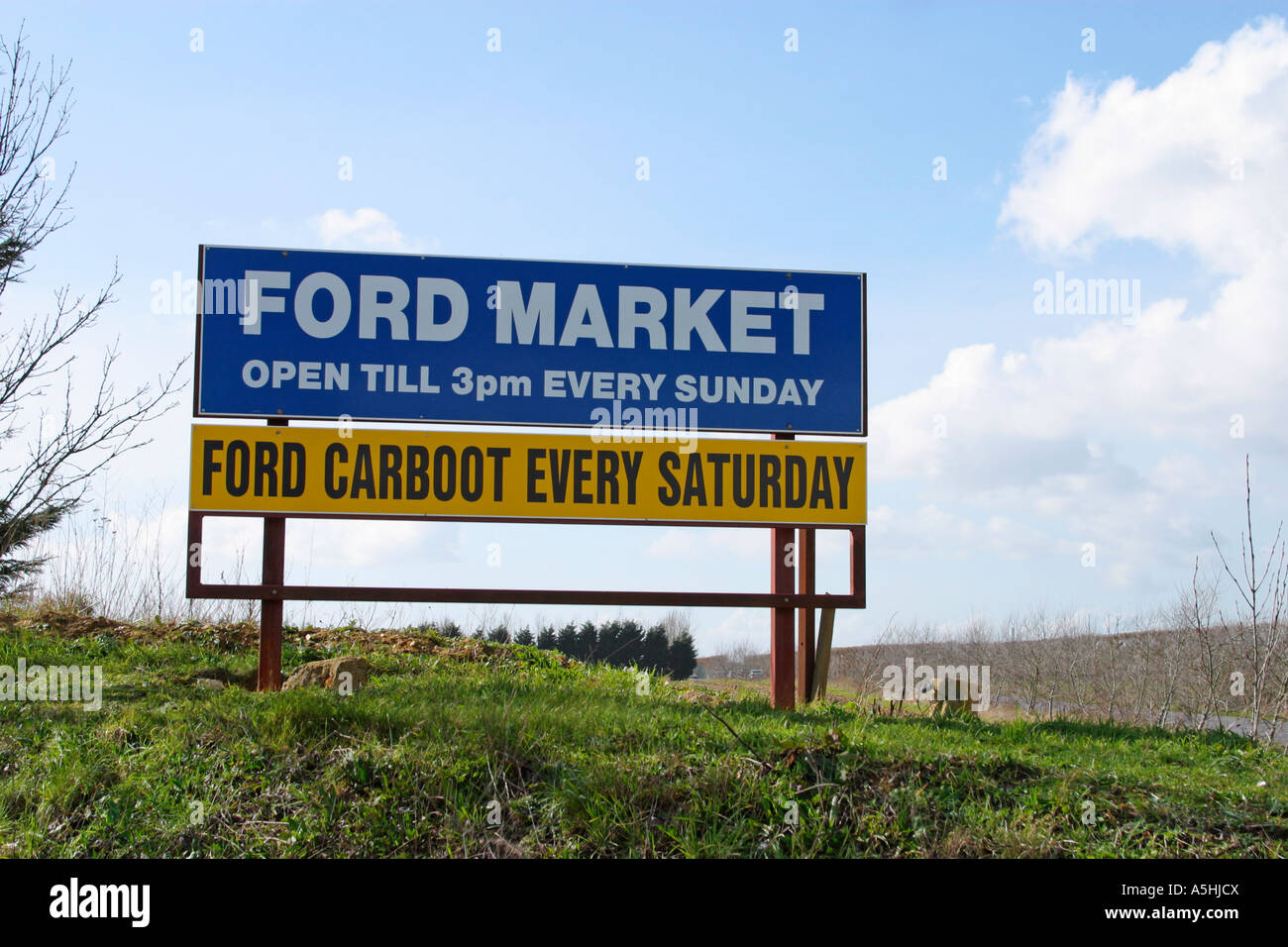 Melden Sie Werbung wöchentlich Markt und Carboot Verkauf an Ford Flugplatz, West Sussex, UK. Stockfoto