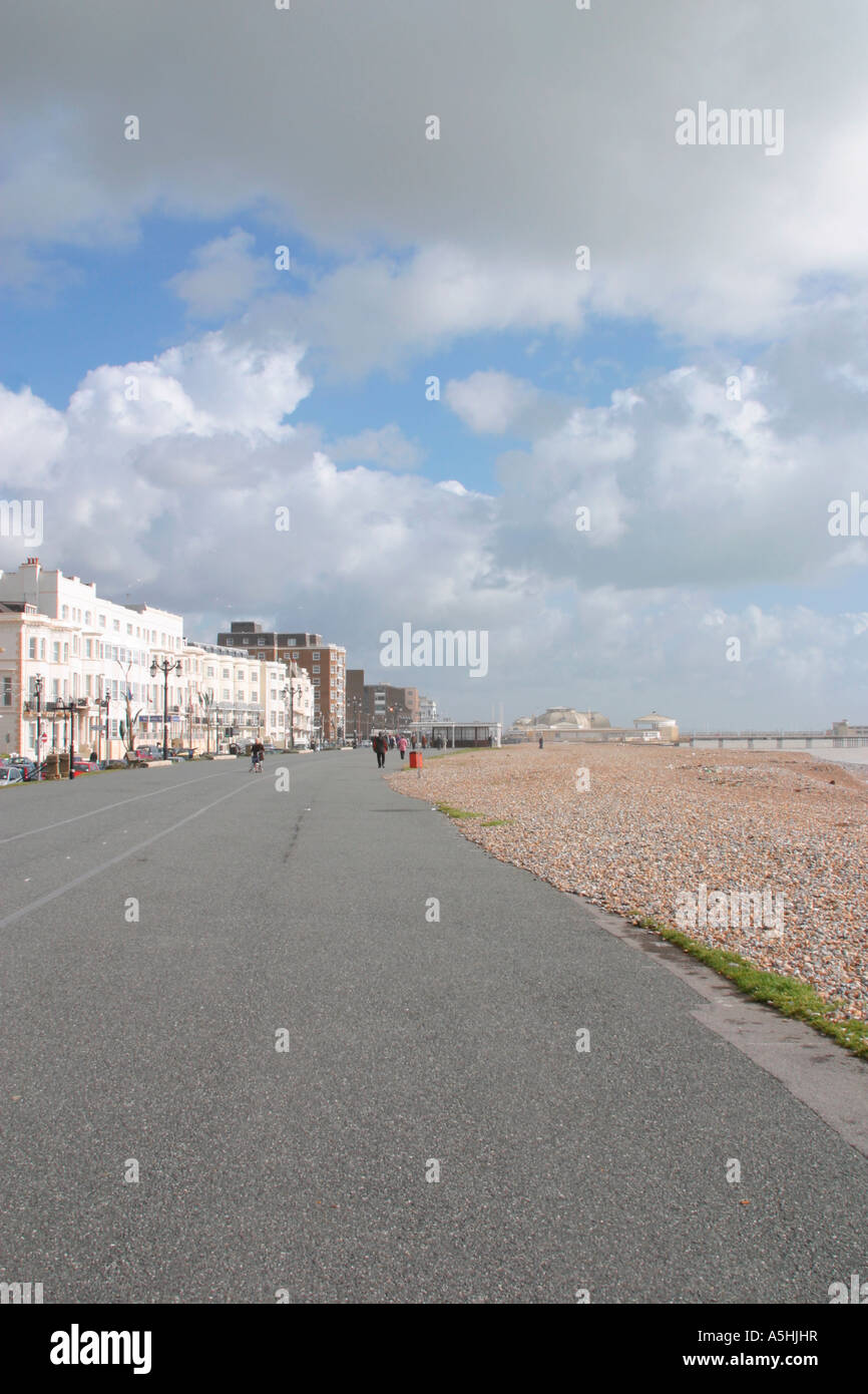 Im Winter ist die Küste in Worthing, West Sussex, Großbritannien, praktisch verlassen. Stockfoto