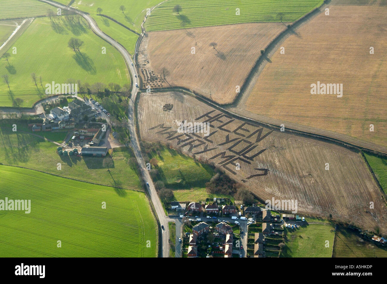 Heiratsantrag in ein Feld, aerial Blick geschrieben Stockfoto