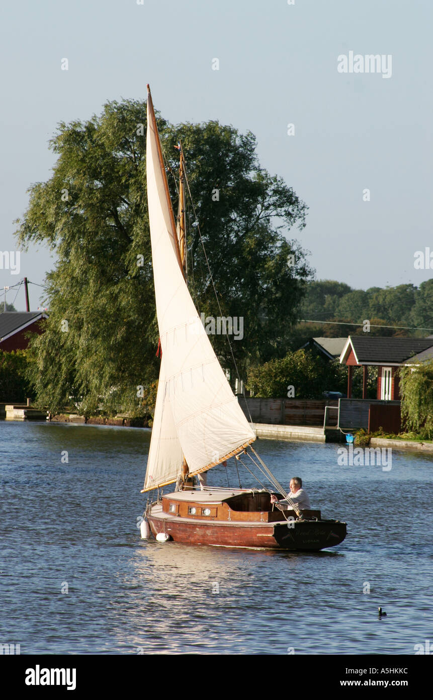 Segeln auf den Norfolk Broads Stockfoto Segeln auf den Norfolk Broads Stockfoto