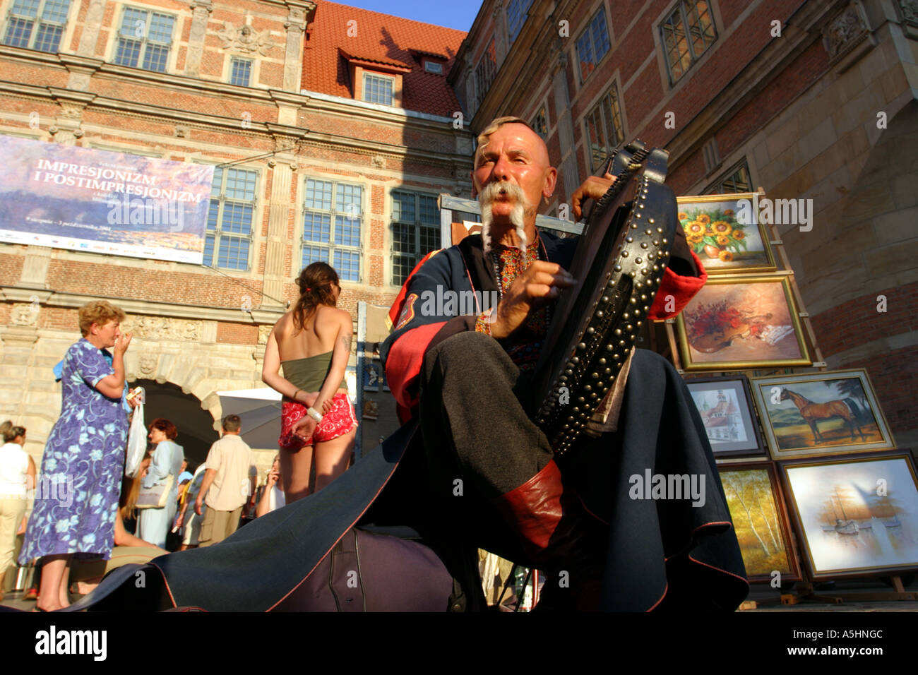 A Street Performer (Kosak Musiker) am langen Markt (Dluga Street) in Danzig, Polen. Stockfoto