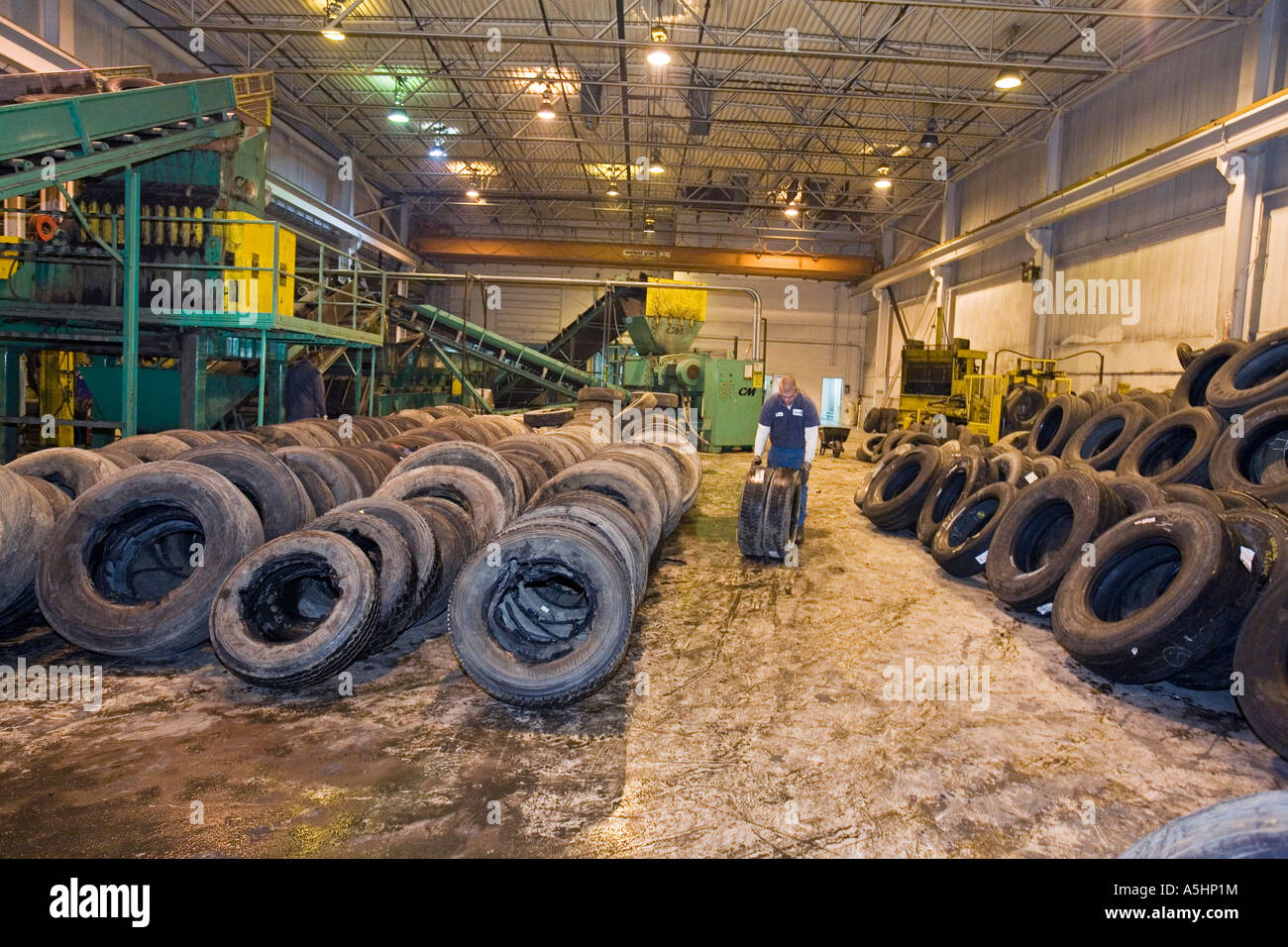 Wyandotte, Michigan A Arbeiter stapelt Reifen für Schreddern am  Silberstreifen am Horizont Reifen-Recycling Stockfotografie - Alamy