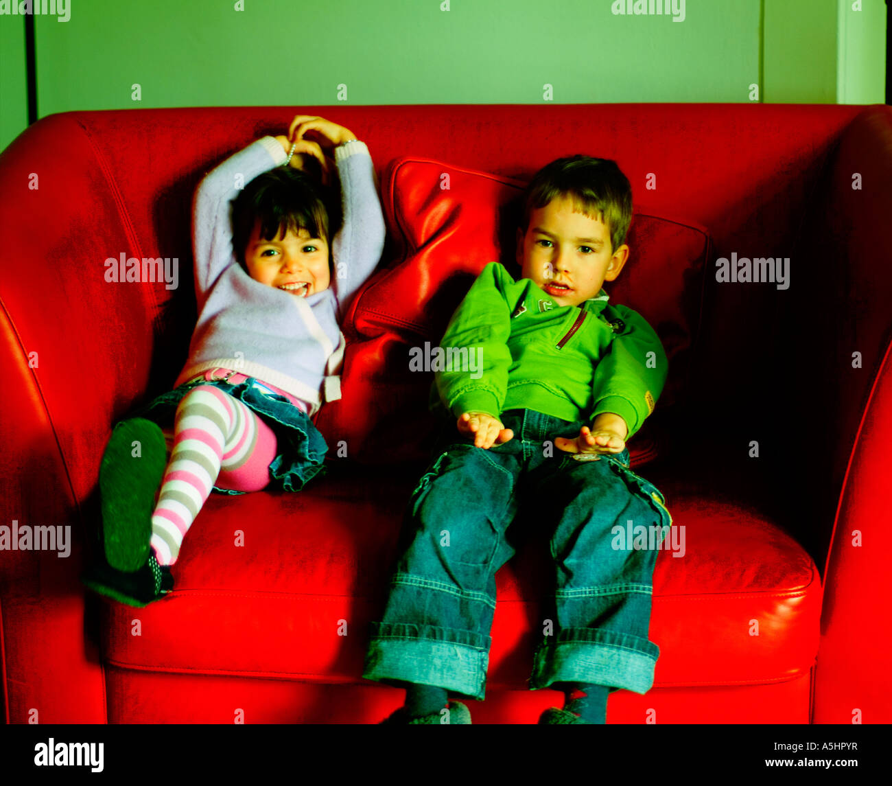 Kinder-Jungen und Mädchen zu Hause vor dem Fernseher Stockfoto