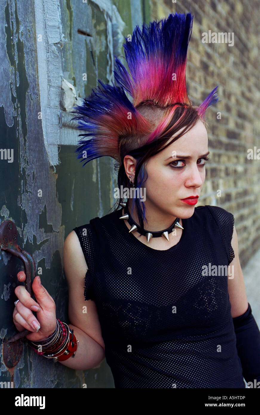 Porträt von einem jungen Punk-Mädchen mit roten und blauen mohawk Stockfoto