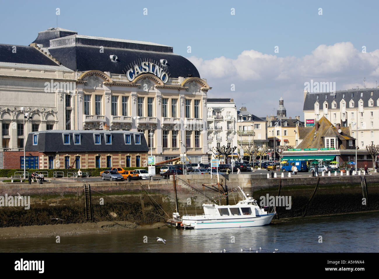 Trouville-Sur-Mer, dem Casino und Fluss Touques, Normandie, Frankreich Stockfoto