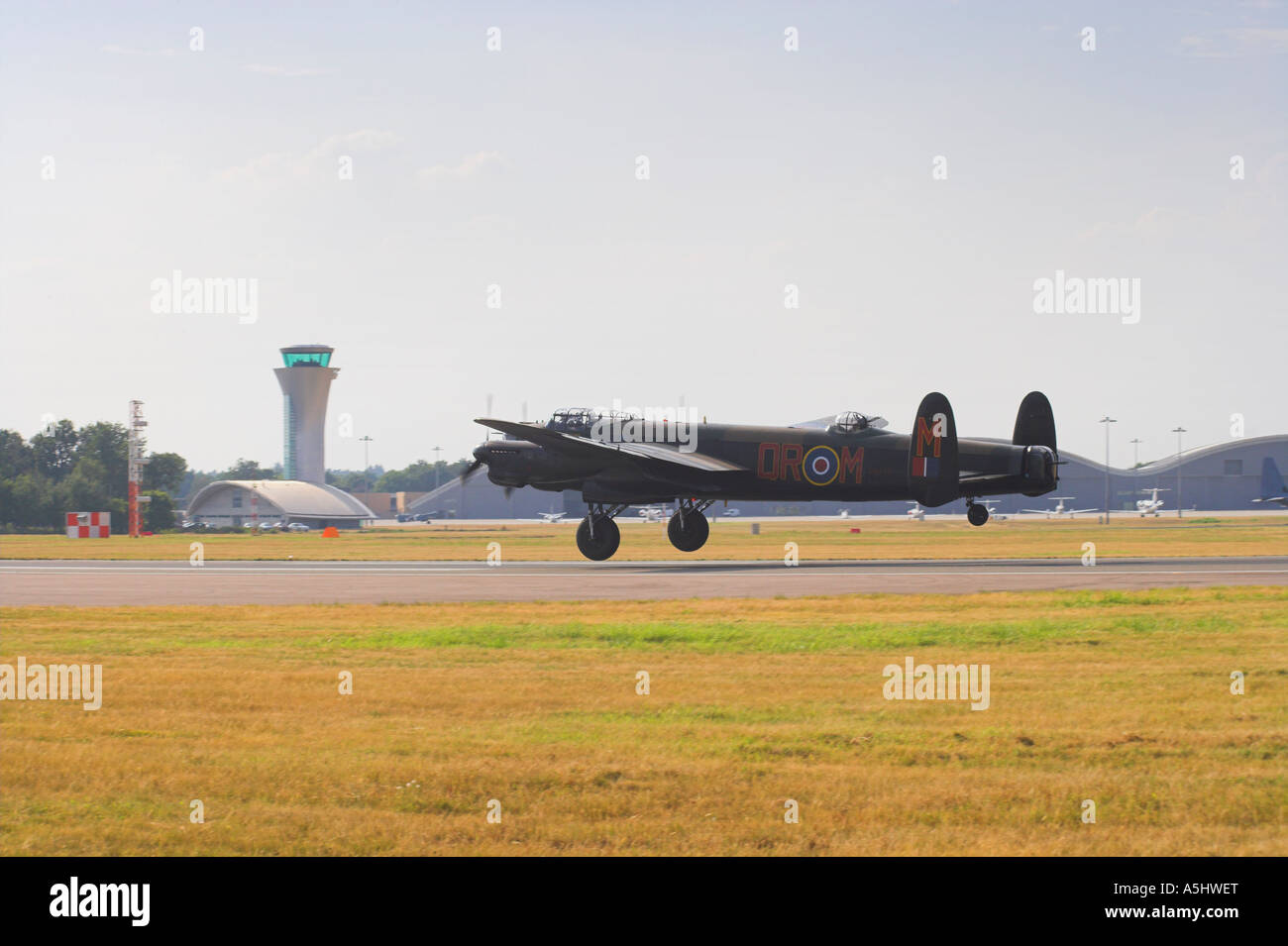 Avro Lancaster PA474 Landung in Farnborough mit Kontrollturm im Flugplatz-Hintergrund Stockfoto