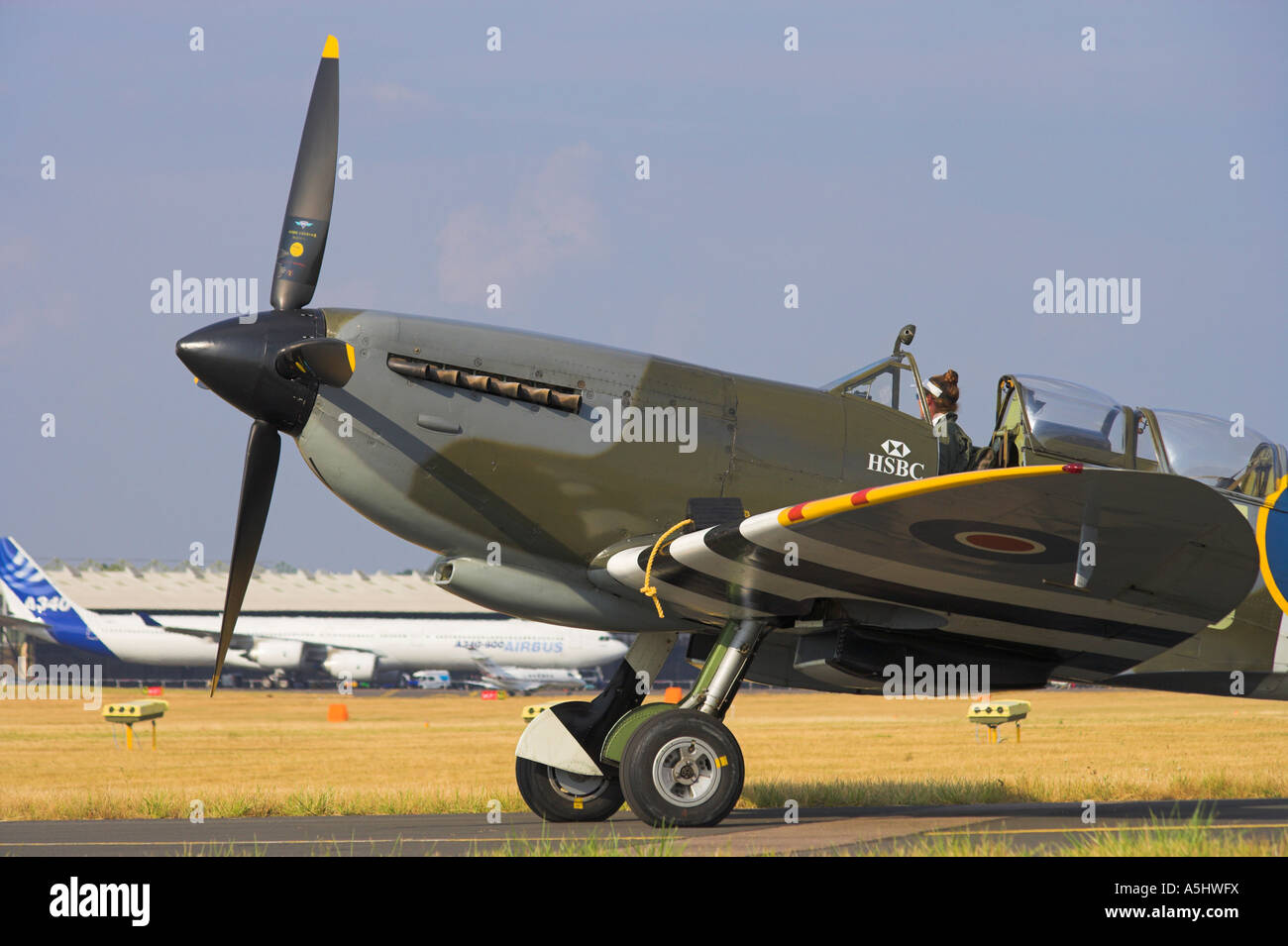 Grace Spitfire mit pilot warten, starten Sie ihren Motor und nehmen Sie Taxi Abfertigung an Farnborough 2006 Stockfoto