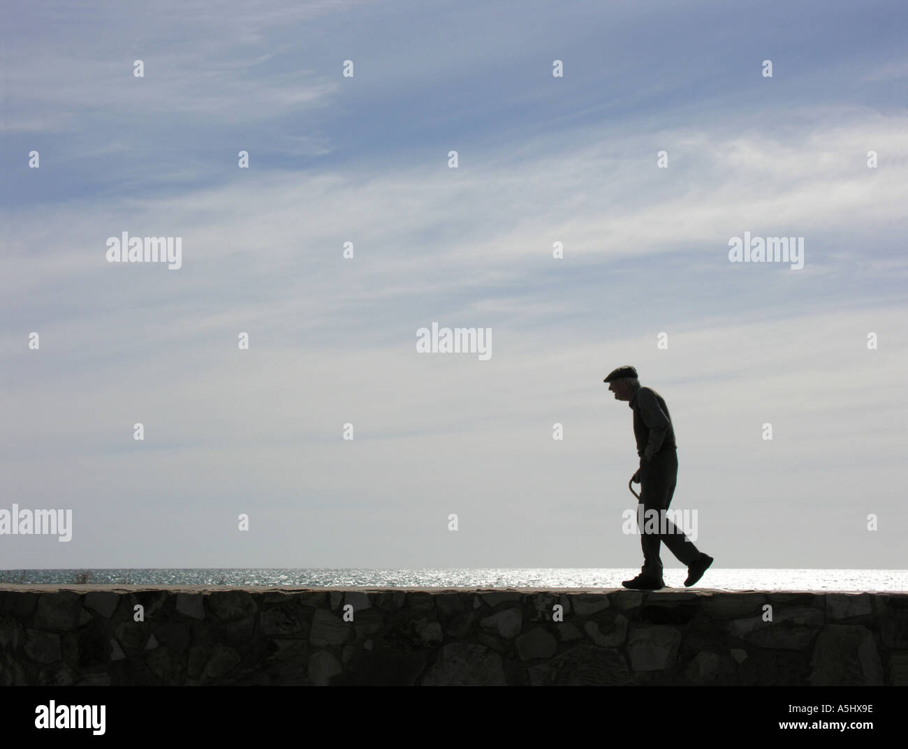 Alter Mann mit Spazierstock auf hoher See Stockfoto