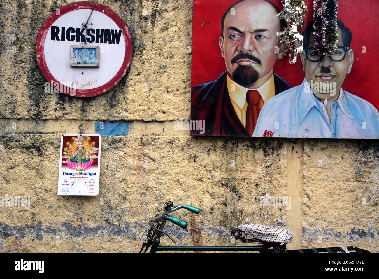 Zeichen und politische Gemälde an der Wand in Pondicherry, Südindien Stockfoto