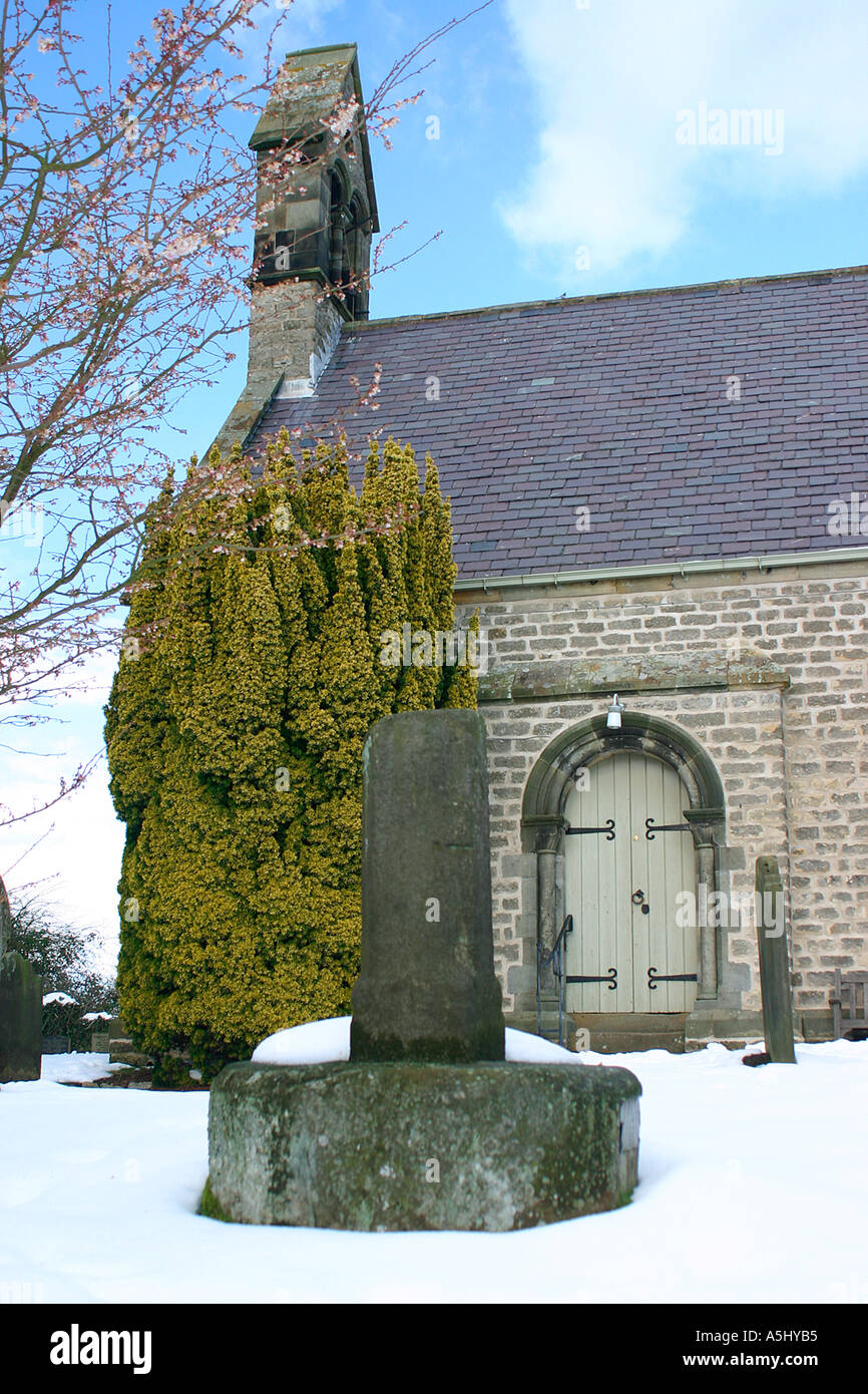 Gregor s Kirche und Kreuz Cropton Stockfoto