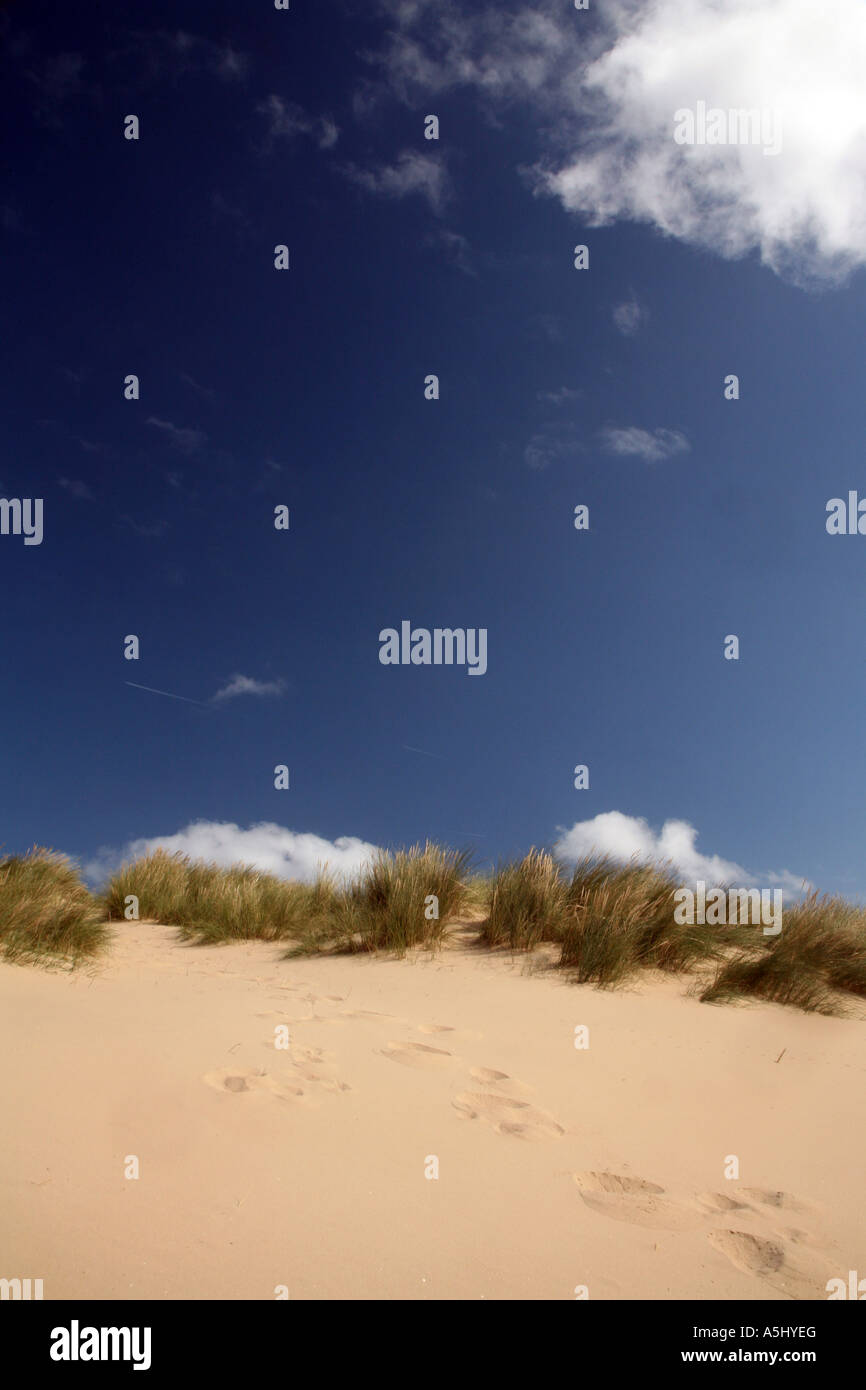 Fussspuren im Sand Dünen vor blauem Himmel Stockfoto