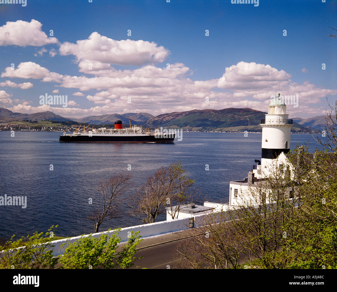 U K Schottland Firth of Clyde Uhr Leuchtturm und Liner Kärnten 1963 von Halifax Canada bei Greenock kommend Stockfoto